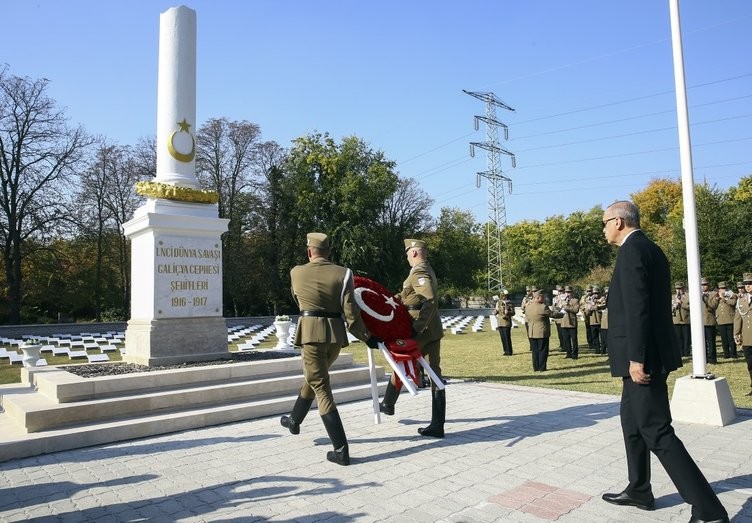 Erdoğan, Galiçya Türk Şehitliği'ni ziyaret etti