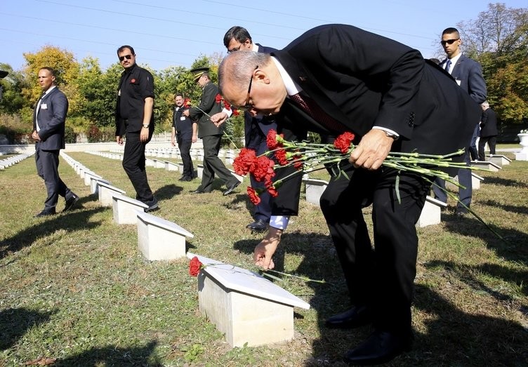 Erdoğan, Galiçya Türk Şehitliği'ni ziyaret etti