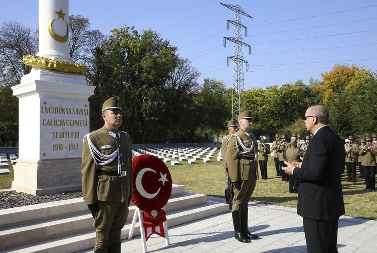 Erdoğan, Galiçya Türk Şehitliği'ni ziyaret etti