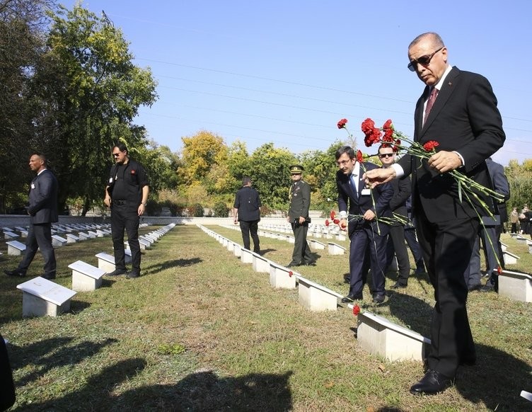 Erdoğan, Galiçya Türk Şehitliği'ni ziyaret etti