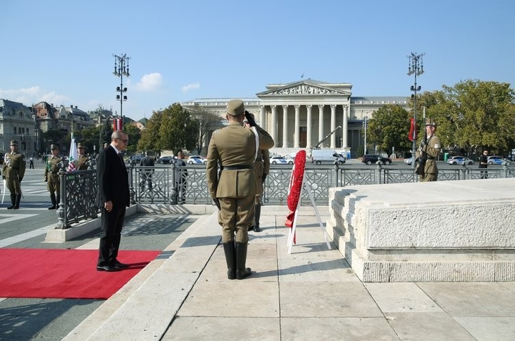 Erdoğan, Galiçya Türk Şehitliği'ni ziyaret etti