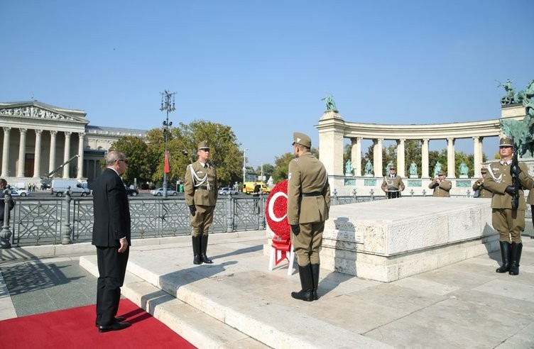 Erdoğan, Galiçya Türk Şehitliği'ni ziyaret etti