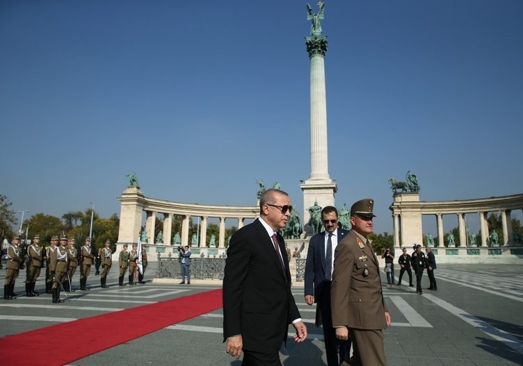 Erdoğan, Galiçya Türk Şehitliği'ni ziyaret etti