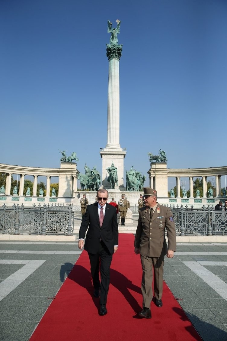 Erdoğan, Galiçya Türk Şehitliği'ni ziyaret etti