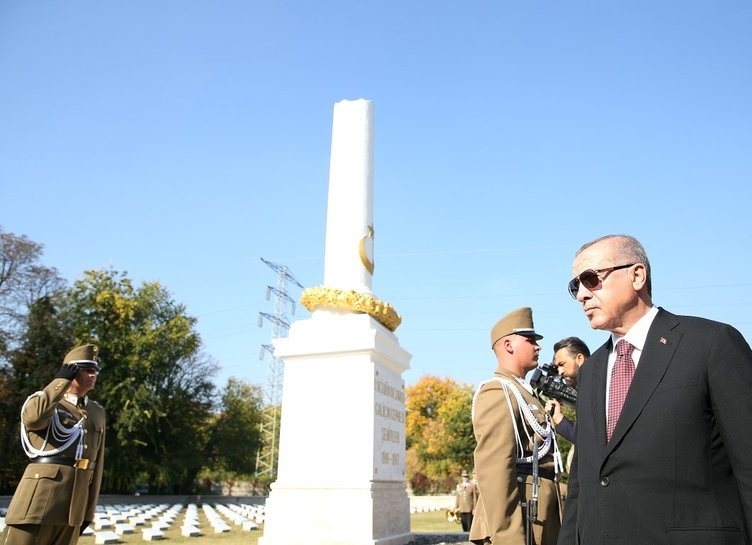 Erdoğan, Galiçya Türk Şehitliği'ni ziyaret etti