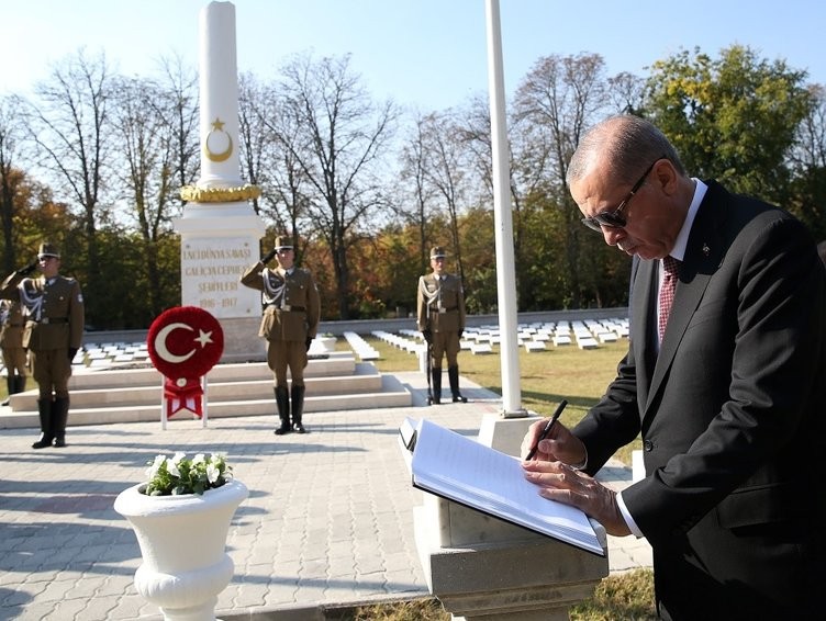 Erdoğan, Galiçya Türk Şehitliği'ni ziyaret etti