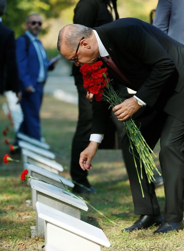 Erdoğan, Galiçya Türk Şehitliği'ni ziyaret etti