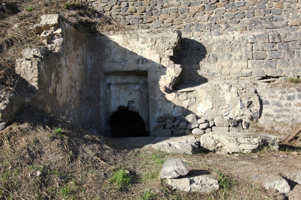 Sur ilçesinde su kanalı ve tünel bulundu!