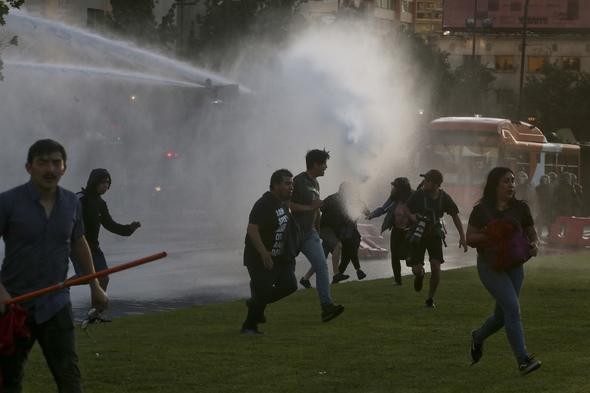 Polisin bir genci vurması Şili'yi ayağa kaldırdı