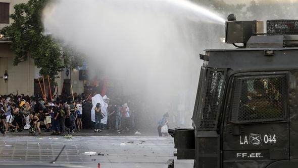 Polisin bir genci vurması Şili'yi ayağa kaldırdı