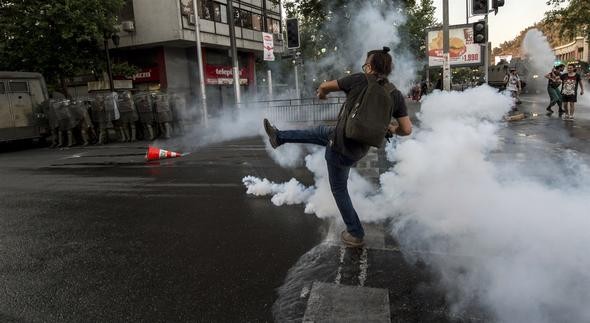 Polisin bir genci vurması Şili'yi ayağa kaldırdı