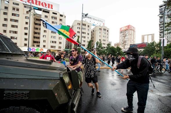 Polisin bir genci vurması Şili'yi ayağa kaldırdı