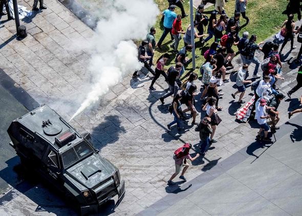 Polisin bir genci vurması Şili'yi ayağa kaldırdı