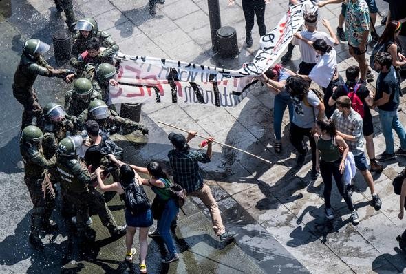 Polisin bir genci vurması Şili'yi ayağa kaldırdı