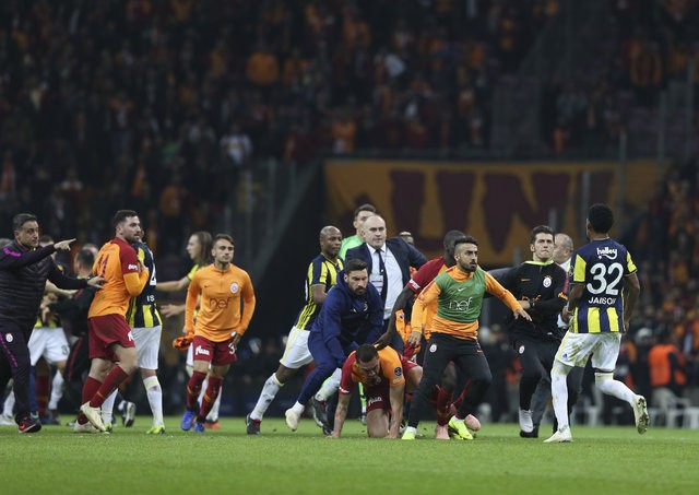 Galatasaray - Fenerbahçe derbisinde büyük kavga