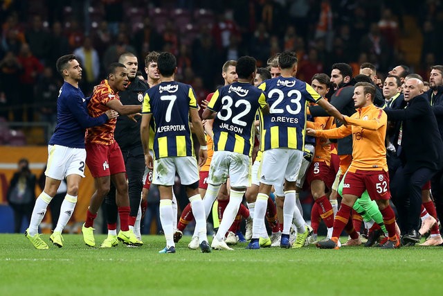 Galatasaray - Fenerbahçe derbisinde büyük kavga