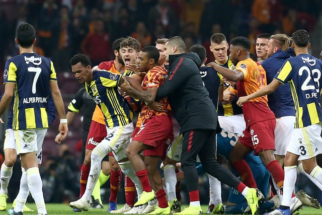 Galatasaray - Fenerbahçe derbisinde büyük kavga