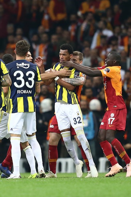 Galatasaray - Fenerbahçe derbisinde büyük kavga