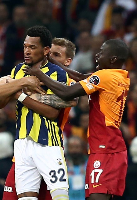 Galatasaray - Fenerbahçe derbisinde büyük kavga