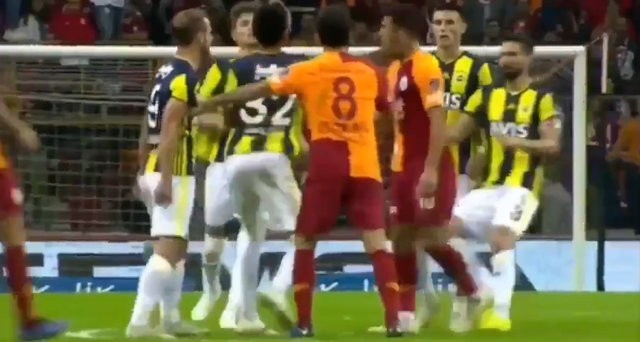 Galatasaray - Fenerbahçe derbisinde büyük kavga