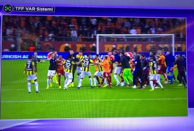 Galatasaray - Fenerbahçe derbisinde büyük kavga