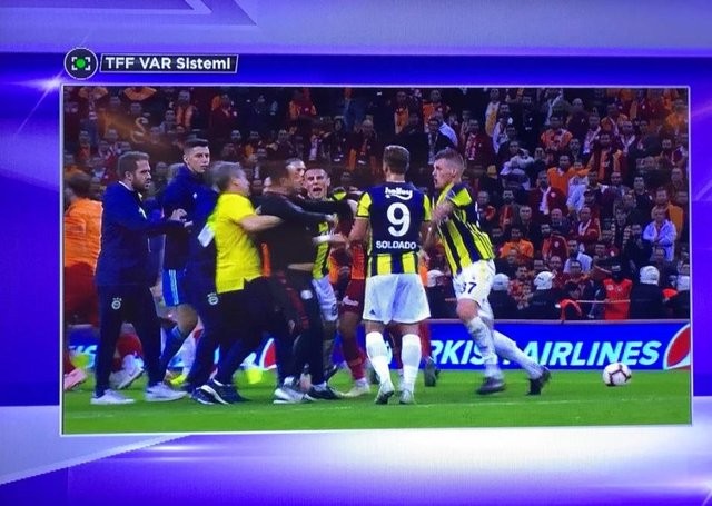 Galatasaray - Fenerbahçe derbisinde büyük kavga