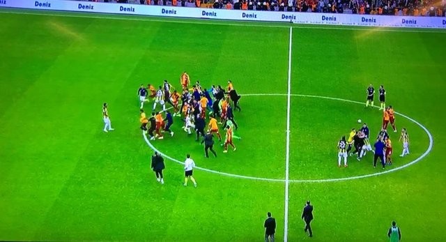 Galatasaray - Fenerbahçe derbisinde büyük kavga