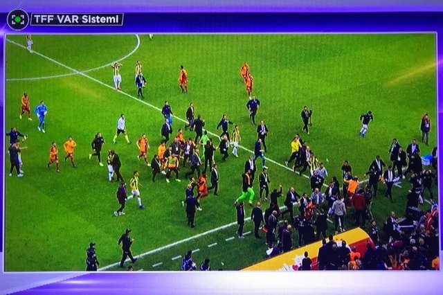 Galatasaray - Fenerbahçe derbisinde büyük kavga