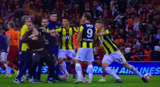 Galatasaray - Fenerbahçe derbisinde büyük kavga