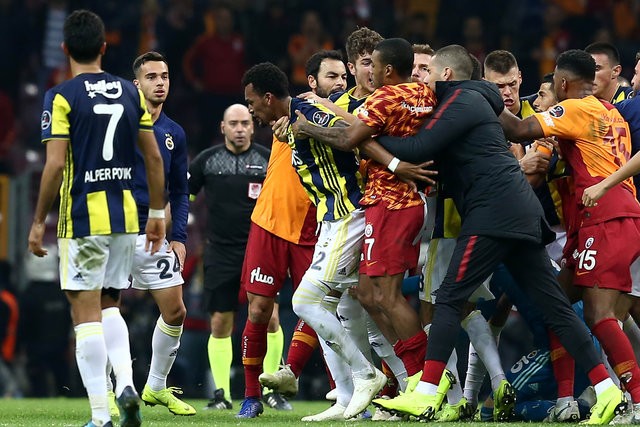 Galatasaray - Fenerbahçe derbisinde büyük kavga