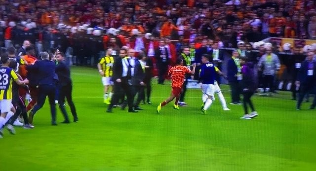 Galatasaray - Fenerbahçe derbisinde büyük kavga