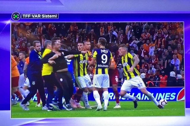 Galatasaray - Fenerbahçe derbisinde büyük kavga