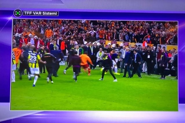 Galatasaray - Fenerbahçe derbisinde büyük kavga