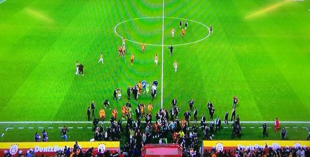 Galatasaray - Fenerbahçe derbisinde büyük kavga