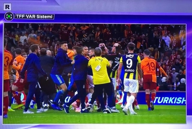 Galatasaray - Fenerbahçe derbisinde büyük kavga