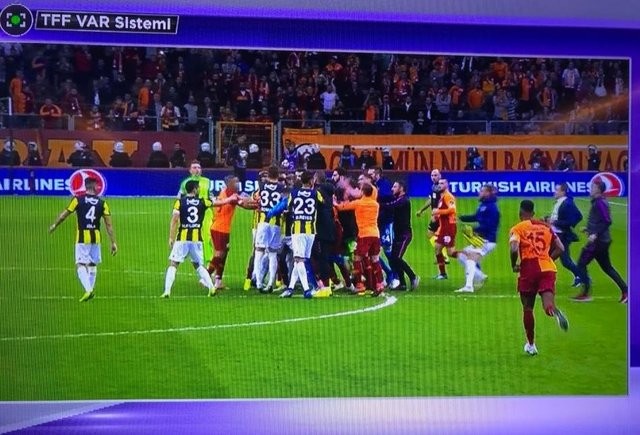 Galatasaray - Fenerbahçe derbisinde büyük kavga