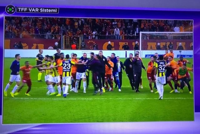 Galatasaray - Fenerbahçe derbisinde büyük kavga