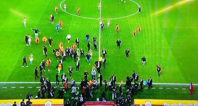 Galatasaray - Fenerbahçe derbisinde büyük kavga