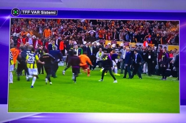 Galatasaray - Fenerbahçe derbisinde büyük kavga