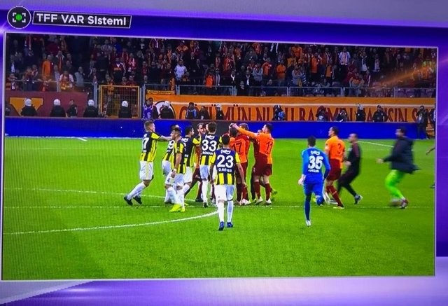 Galatasaray - Fenerbahçe derbisinde büyük kavga