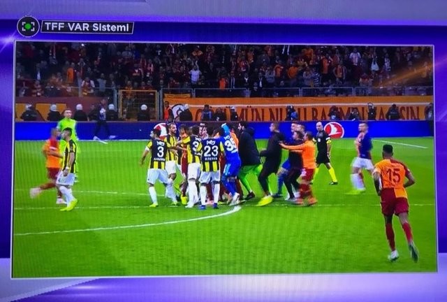 Galatasaray - Fenerbahçe derbisinde büyük kavga