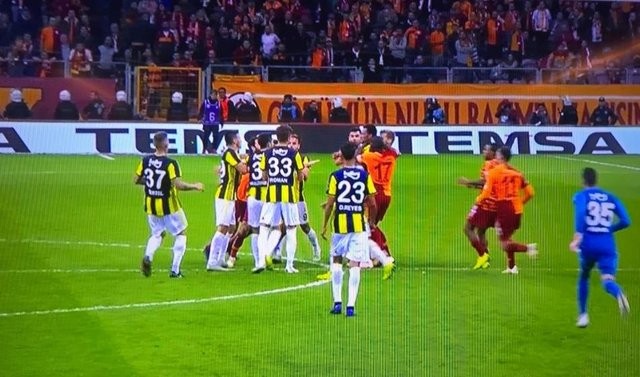 Galatasaray - Fenerbahçe derbisinde büyük kavga