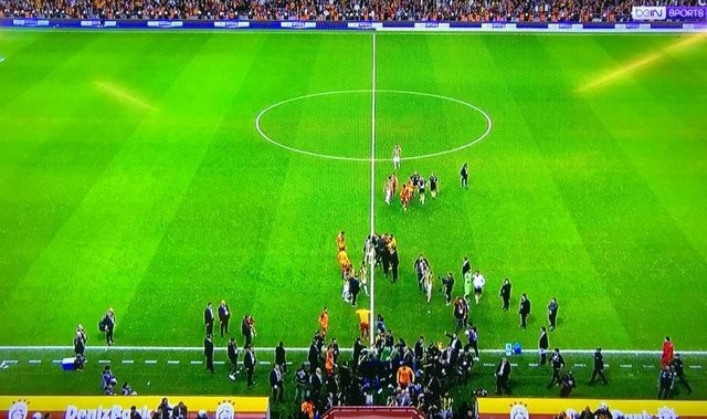 Galatasaray - Fenerbahçe derbisinde büyük kavga