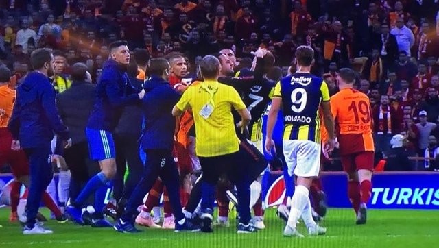 Galatasaray - Fenerbahçe derbisinde büyük kavga