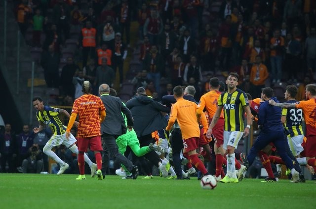 Galatasaray - Fenerbahçe derbisinde büyük kavga