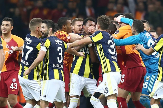 Galatasaray - Fenerbahçe derbisinde büyük kavga