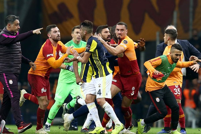 Galatasaray - Fenerbahçe derbisinde büyük kavga