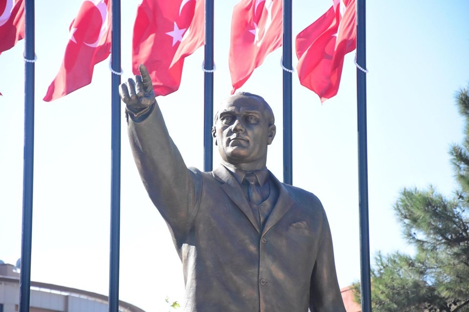 Atatürk'e benzemeyen Atatürk heykeli yeniden yapıldı