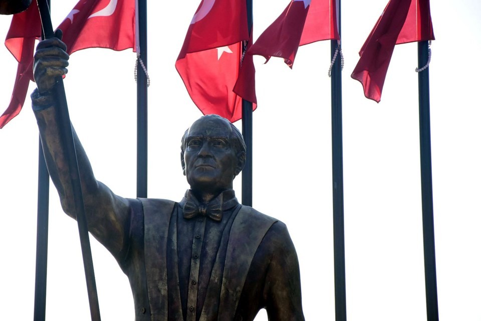 Atatürk'e benzemeyen Atatürk heykeli yeniden yapıldı