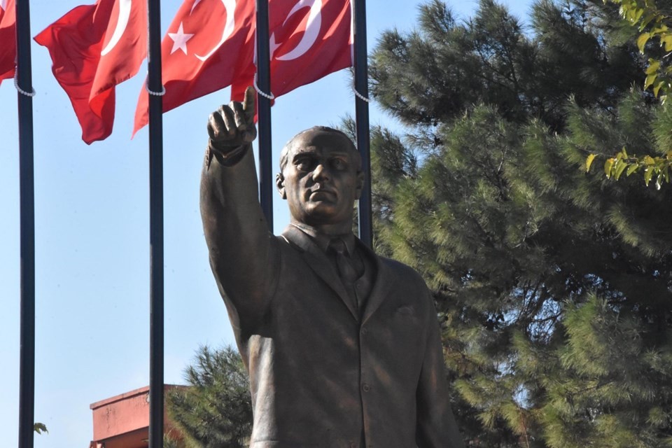 Atatürk'e benzemeyen Atatürk heykeli yeniden yapıldı